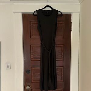 Banana Republic Black Sleeveless Tie-Waist Maxi Dress. Size M